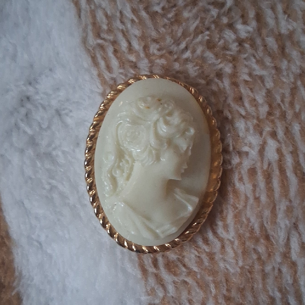 Vintage Cameo Brooch in Cream and Gold